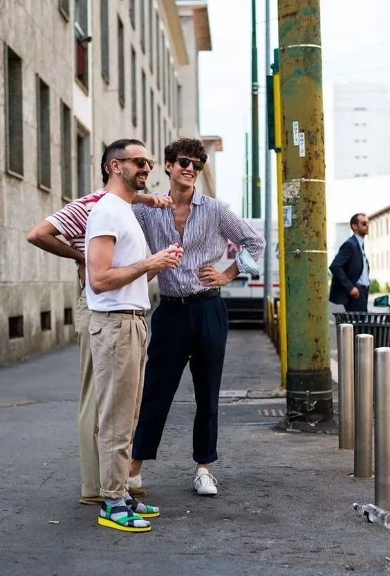 冬浅卡其裤搭配什么上衣,浅卡其休闲裤搭配什么上衣