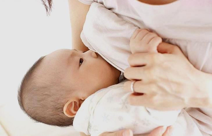 宝宝消化不良放屁有屎吐奶,宝宝吐奶有奶瓣是不是消化不好