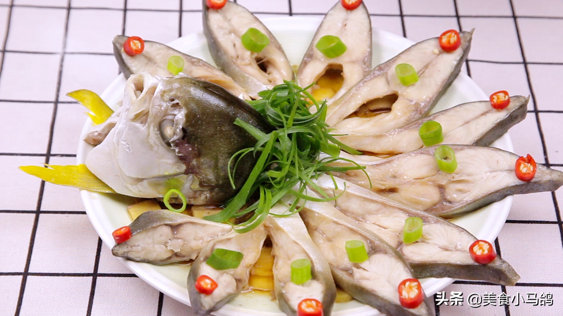 继续清理年货库存,教你做一道颜值爆表的清蒸鱼,晒朋友圈后火了