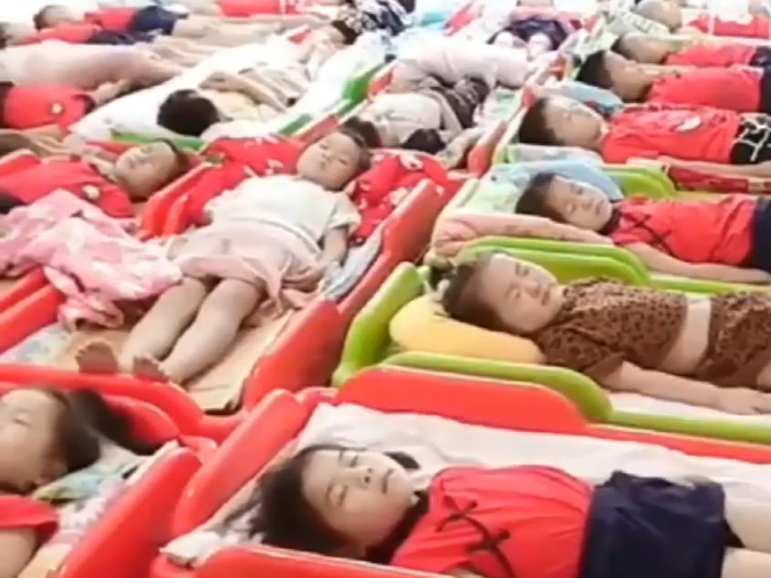 幼儿园睡着了的小朋友举手,睡着的小朋友举手原版