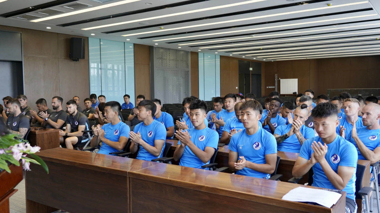 蓝·活动｜严守“3底线5必须”大连人队召开新赛季动员会