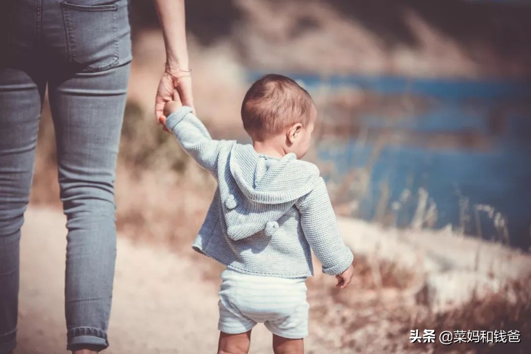 宝宝手脚冰凉衣服穿得多,冬季给宝宝穿什么保暖衣服