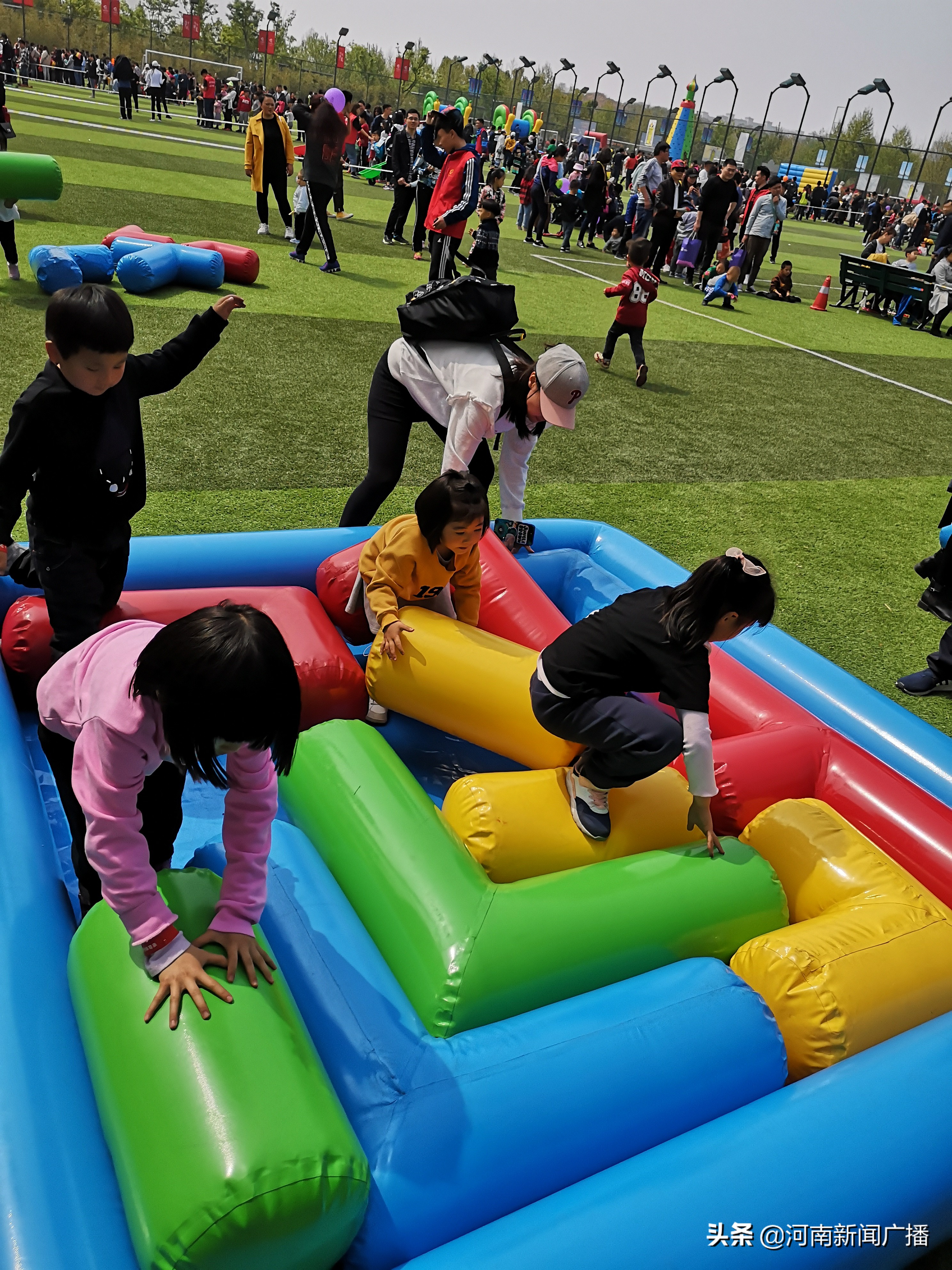 亲子活动大人孩子们玩嗨了,孩子们玩嗨了