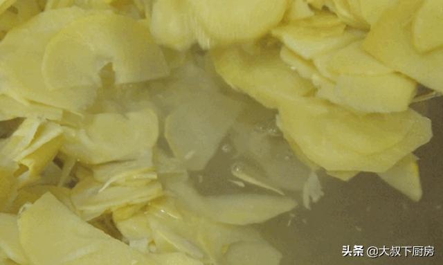 又干又长的小竹笋怎么烧才好吃,这才是竹笋最好吃的做法鲜嫩可口