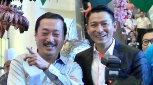 刘德华小姨子炫富上瘾？爱晒家中整墙名牌包，全身名牌堆砌太高调