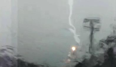 电动车被雷击中会怎样,汽车行驶中被闪电击中的几率