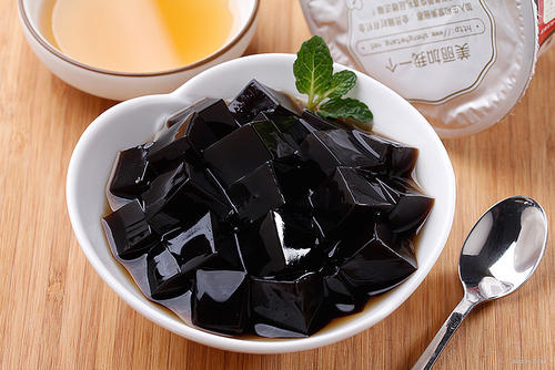 日本人吃龟苓膏,来中国第一次吃龟苓膏