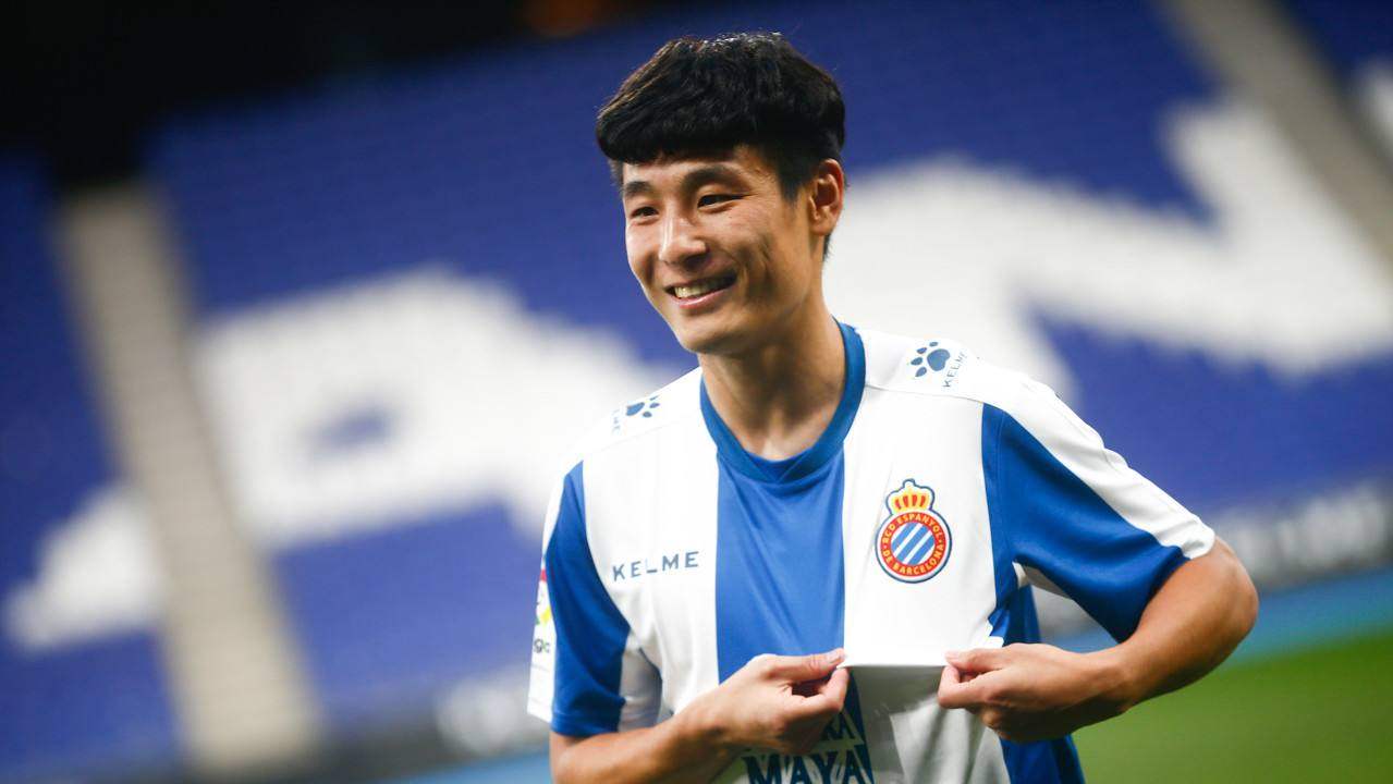 踢球靠脑！世界足坛的高智商球员们，有远古大神甚至拿过诺贝尔奖