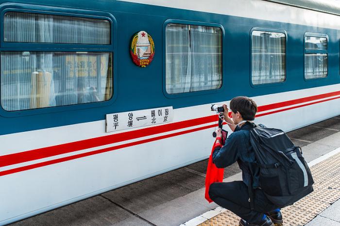 一趟国际列车，靠在北京站，朝鲜乘务员带货忙