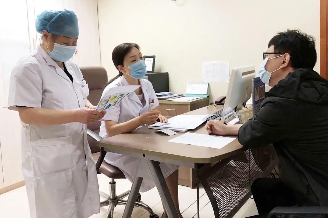 抗疫医生做全飞秒手术,钟楼防疫人员