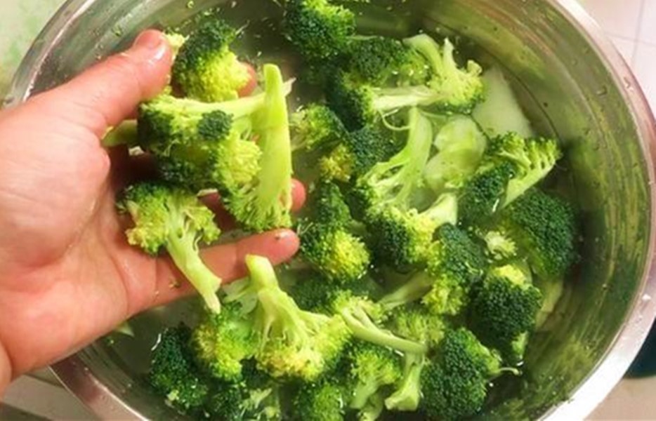 西兰花千万别用清水洗等于吃虫卵,吃西兰花一定要这样洗才干净