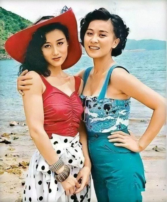 李连杰妻子62岁利智近照曝光,李连杰妻子58岁老态脖颈皮肤抢镜