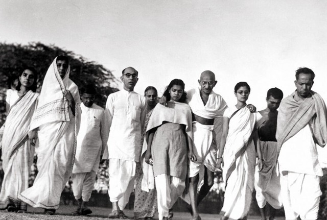 甘地妻子患病奄奄一息,请求丈夫买青霉素,却遭其生气大喊:不