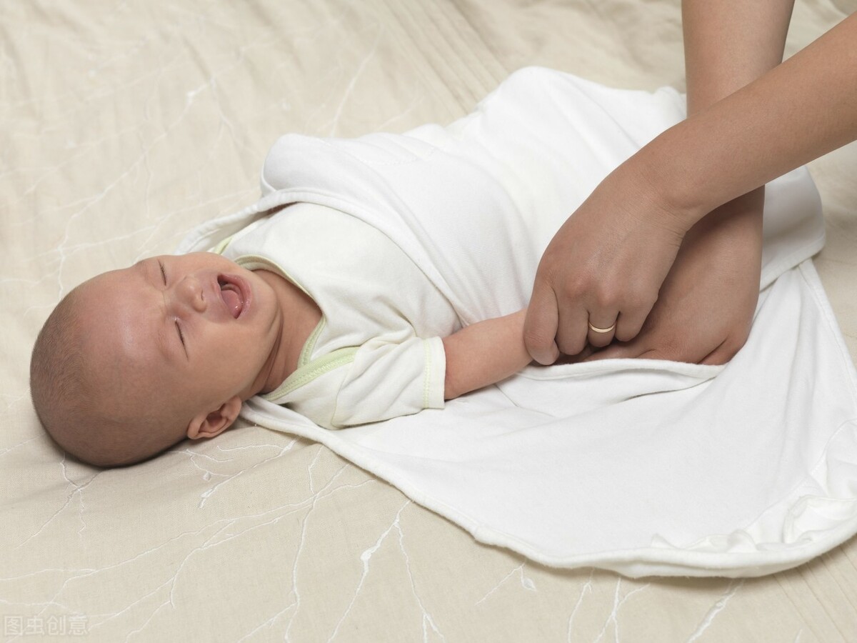 新生儿包襁褓正确方法,新生儿裹得紧好还是松