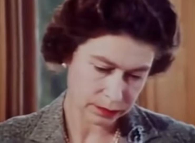 英女王下令封杀50年！王室私生活*片禁**遭泄露，百万人在线吃瓜