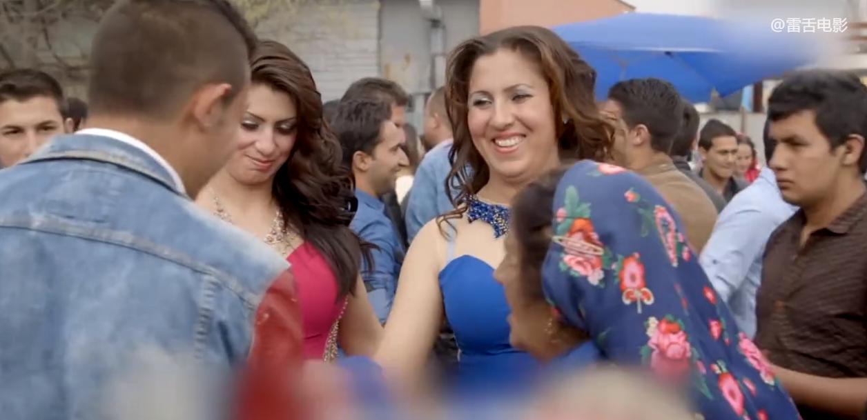 东欧小国奇葩风俗：女孩精心打扮任人挑选，7万块就能娶回家