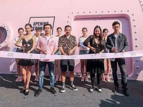 达芙妮40年轮回，充满家族内斗、明星豪门、资本掠食等，一场大戏