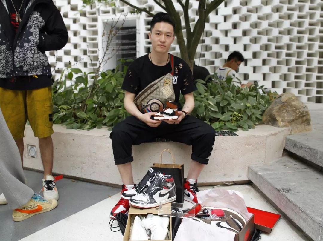 大学生一个月生活费给男朋友买鞋,大学生一个月生活费800可以吗