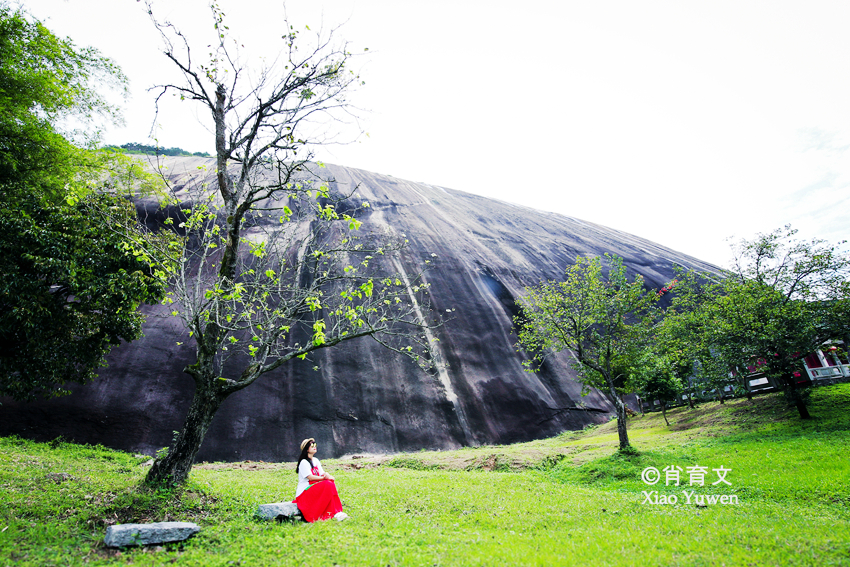 广东肇庆有块大斑石，有80个足球场大小，被誉为天下第一石