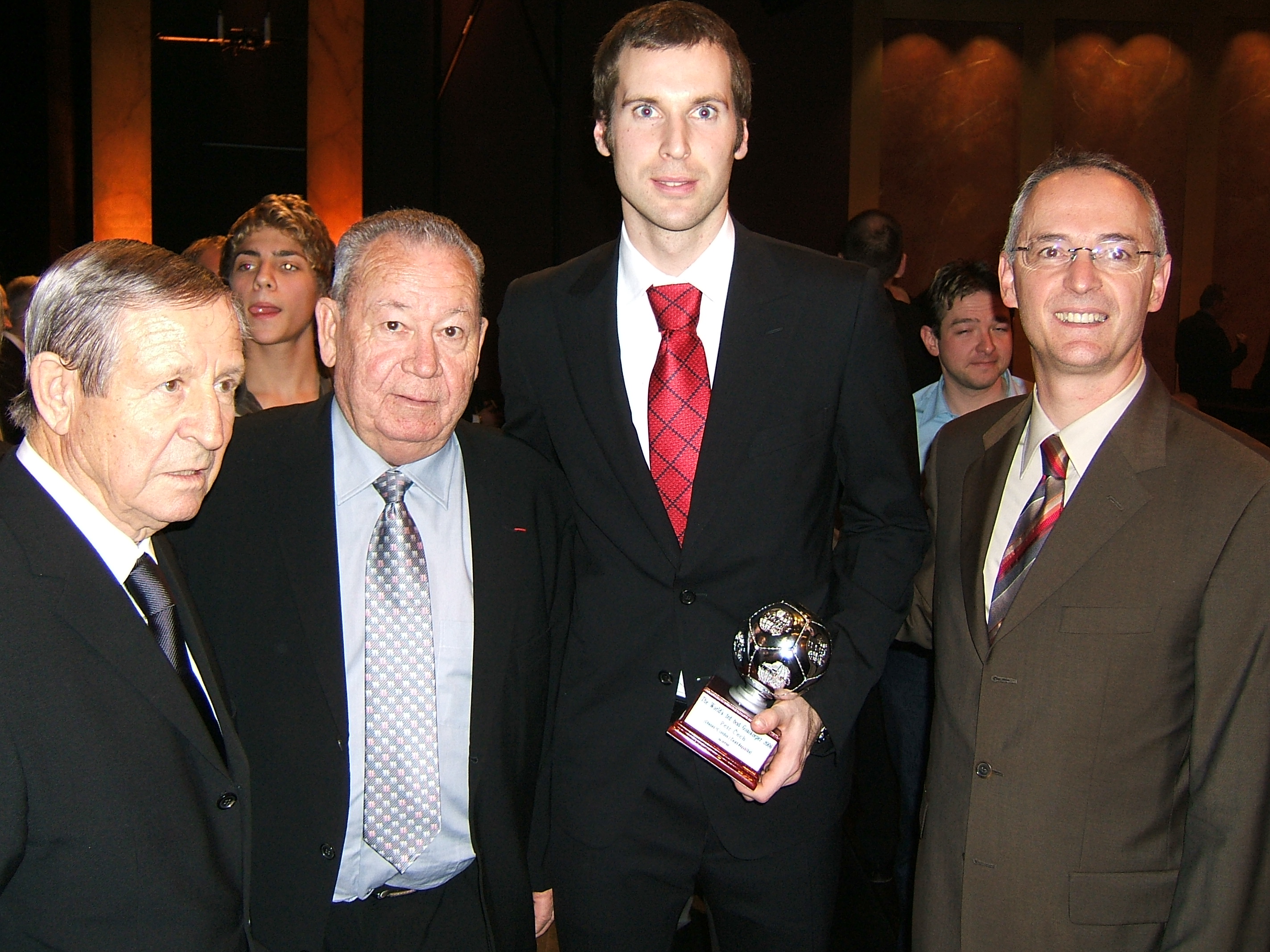 布冯当选iffhs评选的历史最佳门将,iffhs年度最佳门将候选