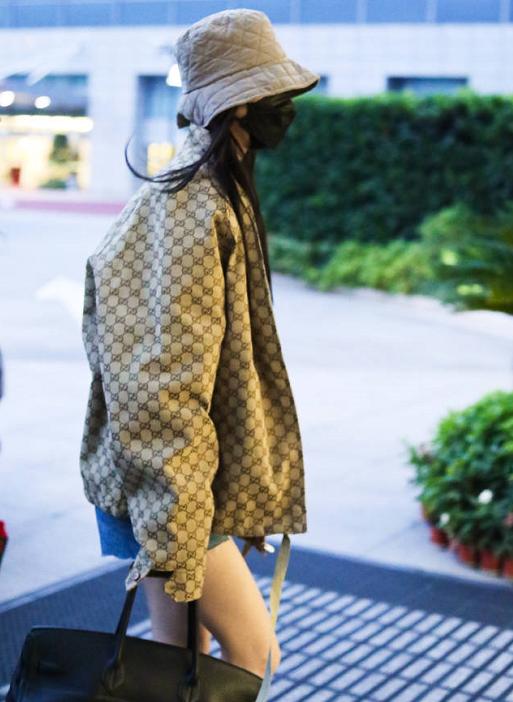 杨幂时尚超标！上裹冬衣露脐戴厚棉帽，下穿热裤大秀神仙漫画腿