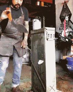 全世界都在挑战瓶盖，但请小心你的韧带