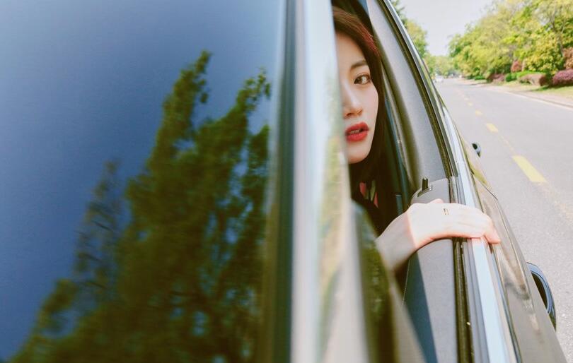 香车美女喜提爱车,香车美女提车