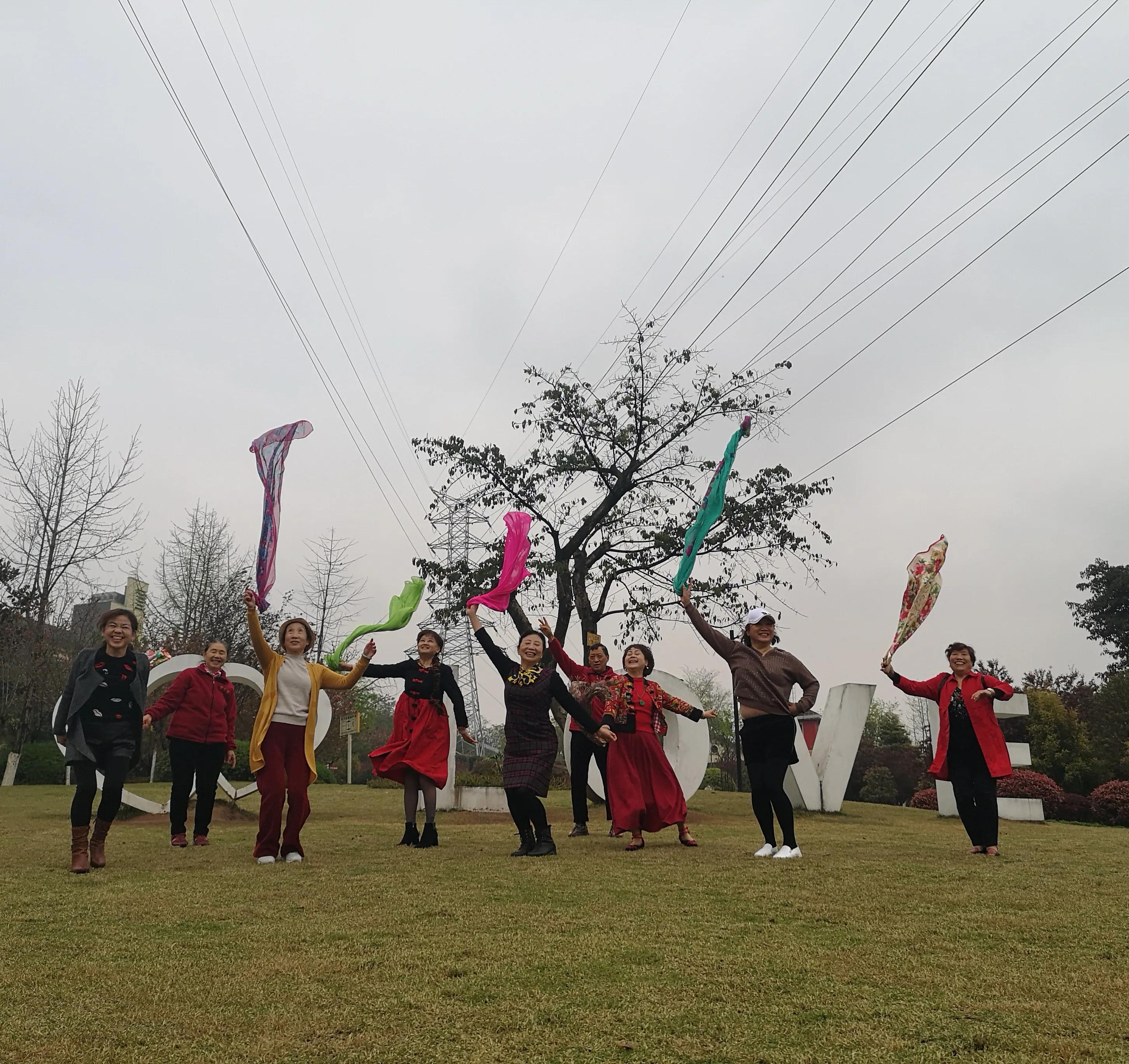 春游和姐妹踏青,春游踏青姐妹拍照