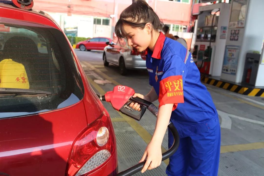 加油站这些事千万不要做,中石化加油站加油服务全过程