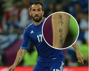 纹身从黑色变成青色了,纹身变成蜈蚣