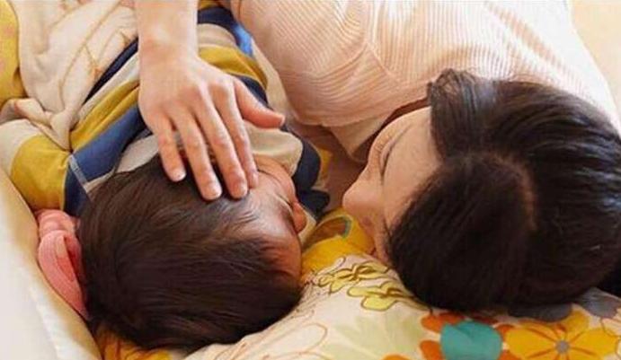 儿子总喜欢粘着我怎么办,儿子总黏着妈妈