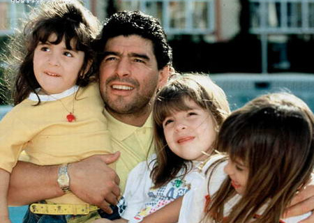 马拉多纳三轮车,马拉多纳成都骑三轮车照片