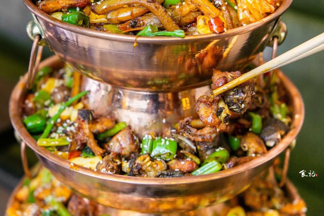 火爆襄阳的3层“壕锅”来袭！还有360°满到爆的龙虾牛蛙双子塔！