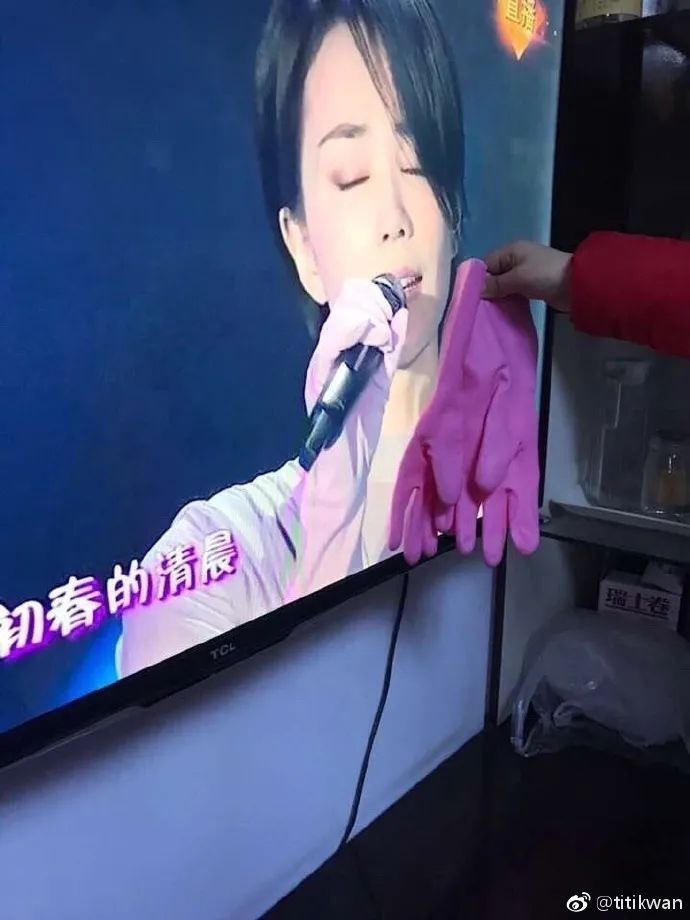 春晚时尚图鉴:热巴杨幂的红裙、王菲刷碗手套和董卿李思思的口红