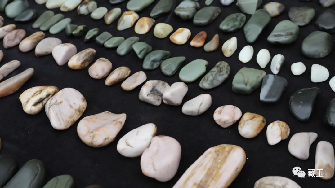 一块和田玉籽料七种颜色极品,和田玉籽料桃花玉