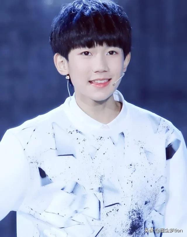 三小只王俊凯易烊千玺答题,tfboys王俊凯给易烊千玺递话筒