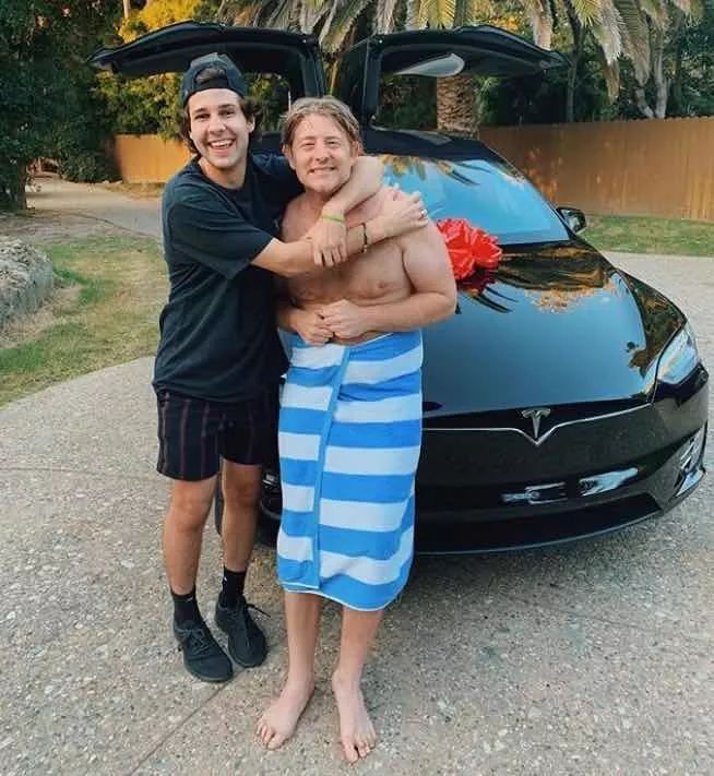 最甜分手看哭3千万人，转头与75岁基友妈妈结婚，“我是你爹”