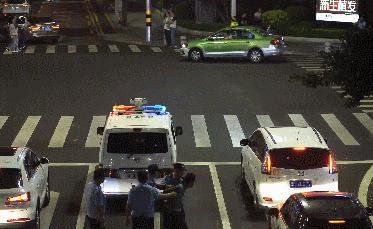 奇葩男子爬上岗亭睡大觉,奇葩男子睡马路