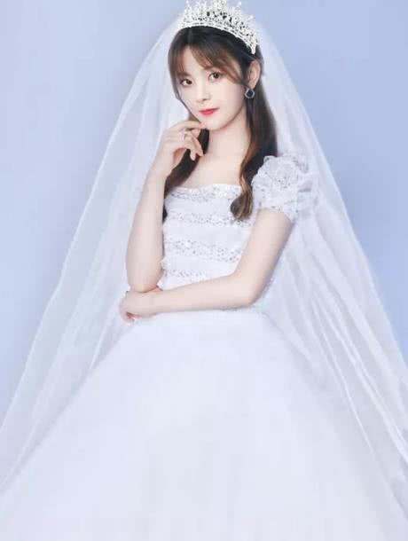 许魏洲杨超越发布会,许魏洲帮杨超越整理裙子