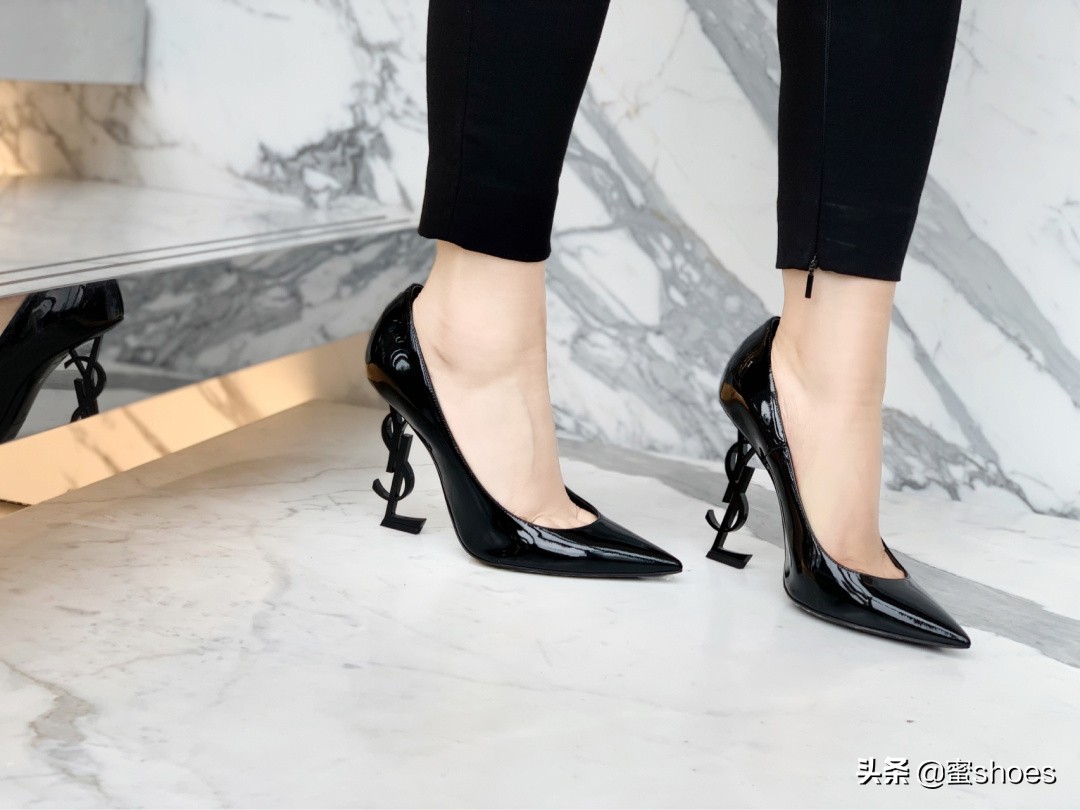 圣罗兰高跟鞋和红底高跟鞋哪个好,圣罗兰高跟鞋好穿的款式