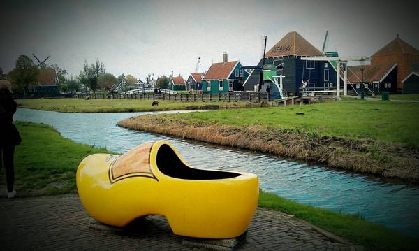 穿着木鞋前进的荷兰人