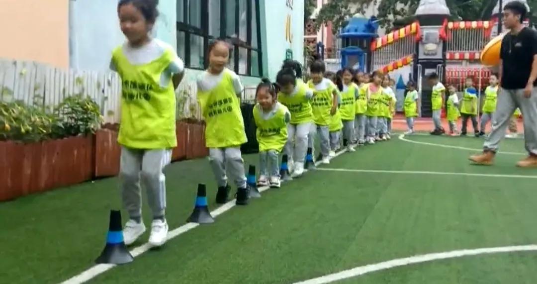 足球课趣味热身准备活动,幼儿足球基本功训练打卡