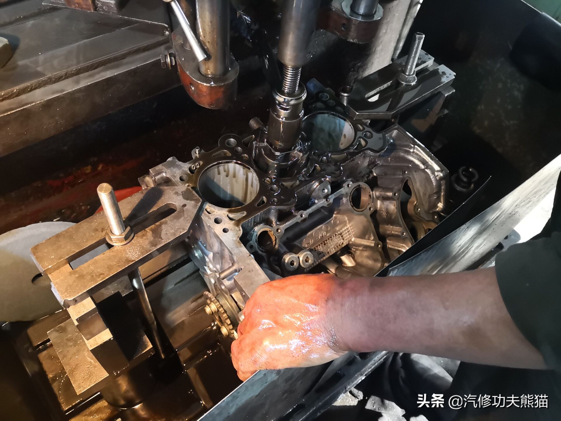 奥迪a6l2.4免拆烧机油处理靠谱吗,奥迪a6l2.4烧机油大修注意事项