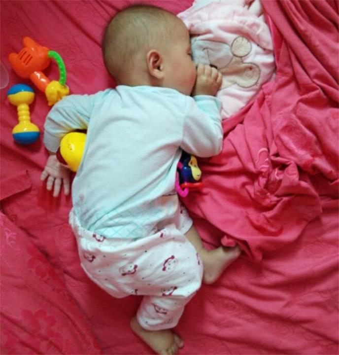 奶爸分享宝宝搞笑吃奶姿势,萌娃喝奶奇葩小动作