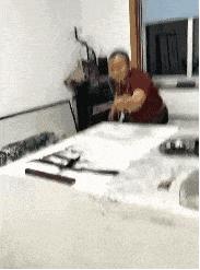 搞笑gif段子妹子有点太淘气了,搞笑gif妹子你又调皮了