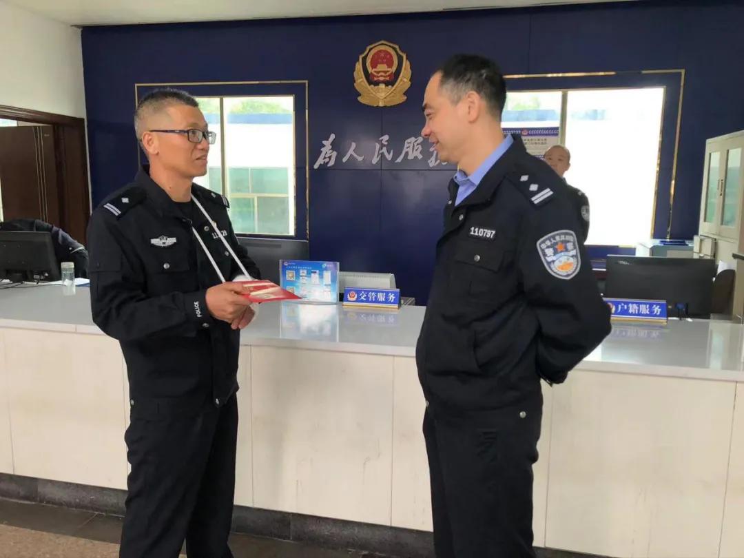 【我为群众办实事】民警抓捕中手关节骨折扔牢牢控住两名嫌疑人