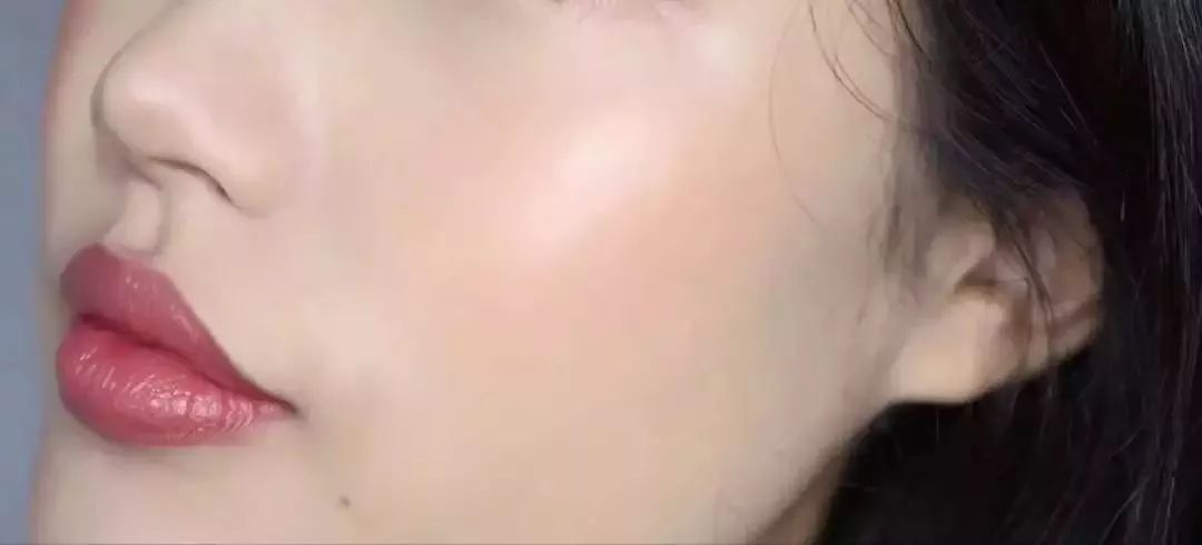 妆容不自然？跟刘晓庆化妆师毛戈平学，无痕粉膏比粉底液好用