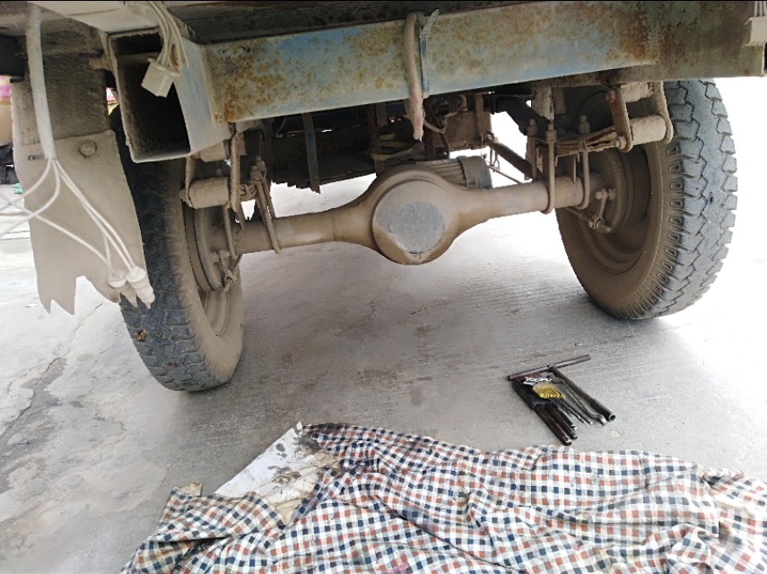 三轮车维修直播间,三轮车平路加油跑不快怎么修理