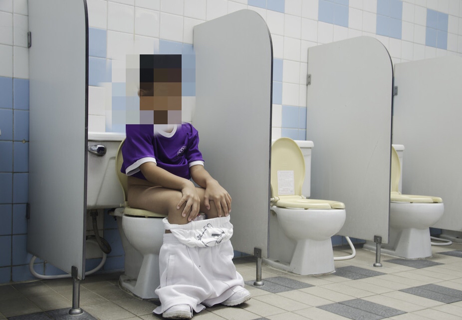 在幼儿园发现孩子尿裤子如何处理,小朋友在幼儿园故意尿裤子怎么办