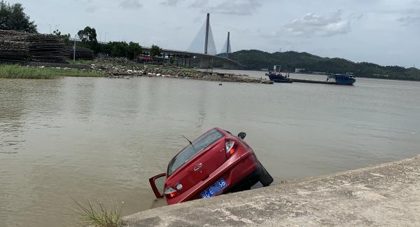 珠海一男子开车冲在海里,珠海一男子开车冲到海里